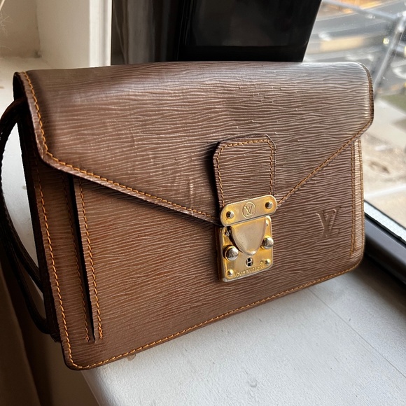 Louis Vuitton Handbags - Louis Vuitton Epi Serie Dragonne Vintage Bag Brown/Gold Hardware